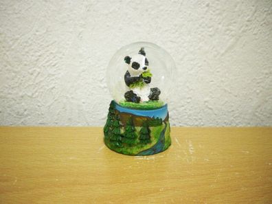 Kleine Schneekugel "Panda" (Kunstharz/ Glas) / Small Snow Globe "Panda" (Syn. R.)