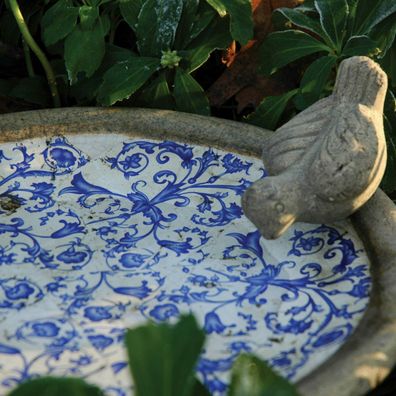 Zauberhafte Vogeltränke SUSE, Keramik im Landhausstil, antikes Muster