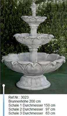 Brunnen aus Weißstein mit drei Schalen und einer Zapfenfigur ( Ref. Nr. 3023 )