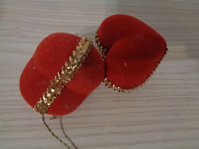 Osterschmuck - 2 Herzen aus Pappe mit Samt bezogen und Goldborte geziert