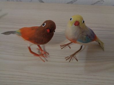 2 alte farbenprächtige Vögel aus Pappe