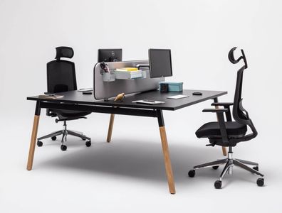 Schreibtisch für 2 Personen OGI W mit Holzbeinen, Doppelarbeitsplatz