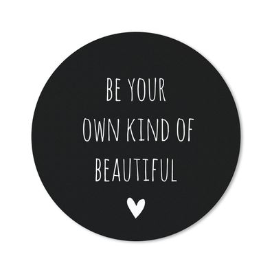 Mauspad - Englisches Zitat "Be your own kind of beautiful" mit einem Herz auf schwarz