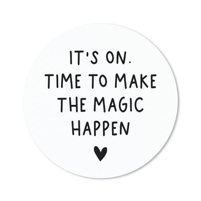 Mauspad - Englisches Zitat "It's on. Zeit für die Magie" vor einem weißen Hintergrund
