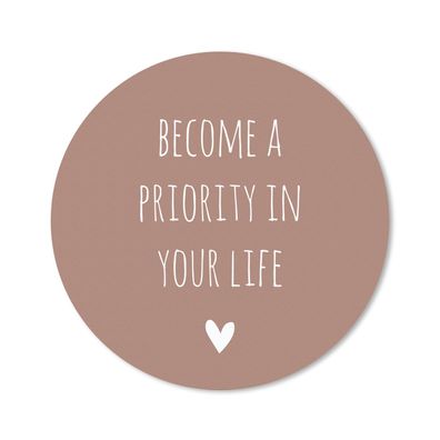 Mauspad - Englisches Zitat "Become a priority in your life" mit einem Herz auf braune