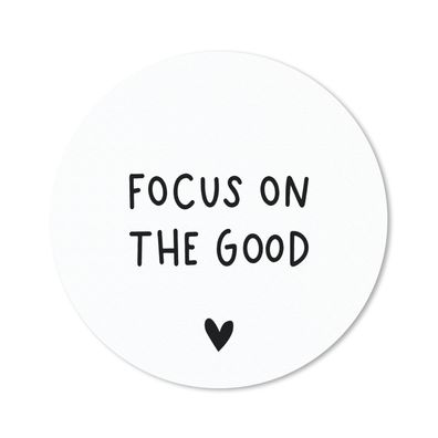 Mauspad - Englisches Zitat "Focus on the good" mit einem Herz vor weißem Hintergrund