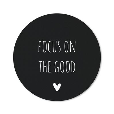 Mauspad - Englisches Zitat "Focus on the good" mit einem Herz auf schwarzem Hintergru