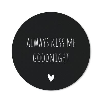 Mauspad - Englisches Zitat "Always kiss me goodnight" mit einem Herz auf schwarzem Hi