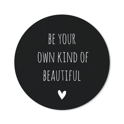 Mauspad - Englisches Zitat "Be your own kind of beautiful" mit einem Herz auf schwarz
