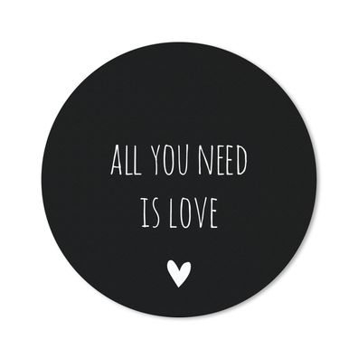Mauspad - Englisches Zitat "All you need is love" mit einem Herz auf schwarzem Hinter