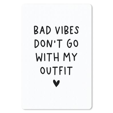 Mauspad - Englisches Zitat "Bad vibes don't go with my outfit" mit einem Herz auf wei