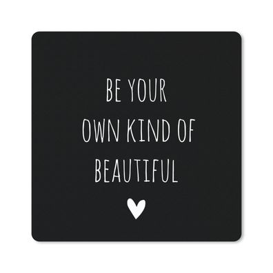 Mauspad - Englisches Zitat "Be your own kind of beautiful" mit einem Herz auf schwarz