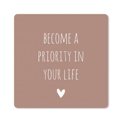 Mauspad - Englisches Zitat "Become a priority in your life" mit einem Herz auf braune