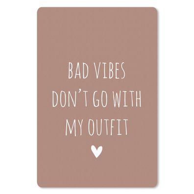 Mauspad - Englisches Zitat "Bad vibes don't go with my outfit" mit einem Herz auf ein