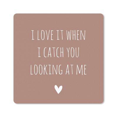 Mauspad - Englisches Zitat "I love it when I catch you looking at me" vor braunem Hin