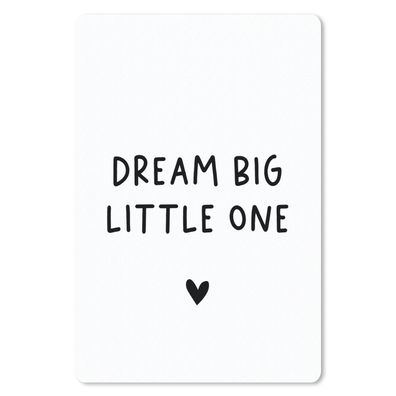 Mauspad - Englisch Zitat "Dream big little one" mit einem Herz auf einem weißen Hinte