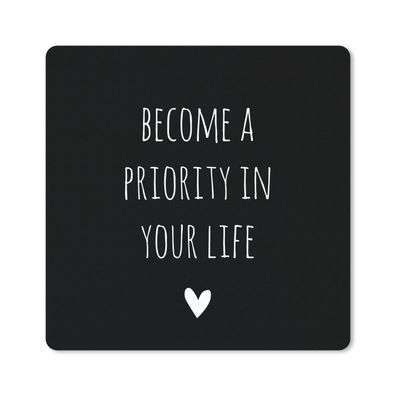 Mauspad - Englisches Zitat "Become a priority in your life" mit einem Herz auf schwar