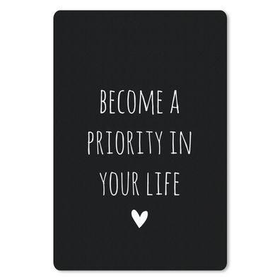 Mauspad - Englisches Zitat "Become a priority in your life" mit einem Herz auf schwar