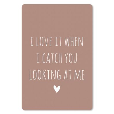 Mauspad - Englisches Zitat "I love it when I catch you looking at me" auf braunem Hin