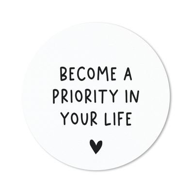 Mauspad - Englisches Zitat "Become a priority in your life" mit einem Herz auf weißem