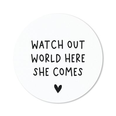 Mauspad - Englisches Zitat "Watch out world here she comes" mit einem Herz auf einem