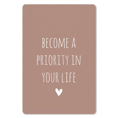 Mauspad - Englisches Zitat "Become a priority in your life" mit einem Herz auf braune