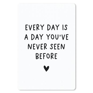 Mauspad - Englisches Zitat "Every day is a day you've never seen before" mit einem He