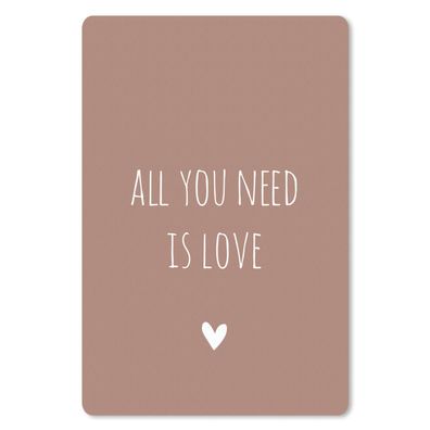 Mauspad - Englisch Zitat "All you need is love" mit einem Herz auf einem braunen Hint