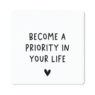Mauspad - Englisches Zitat "Become a priority in your life" mit einem Herz auf weißem