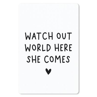 Mauspad - Englisches Zitat "Watch out world here she comes" mit einem Herz auf einem