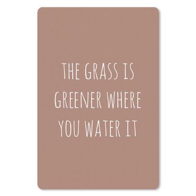 Mauspad - Englisches Zitat "The grass is greener where you water it" vor braunem Hint