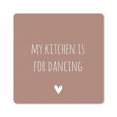 Mauspad - Englisches Zitat "My kitchen is for dancing" mit einem Herz auf braunem Hin