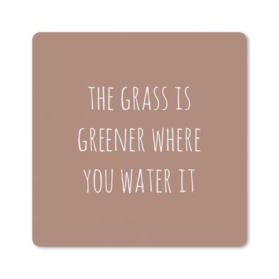 Mauspad - Englisches Zitat "The grass is greener where you water it" auf braunem Hint