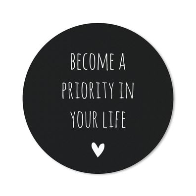 Mauspad - Englisches Zitat "Become a priority in your life" mit einem Herz auf schwar