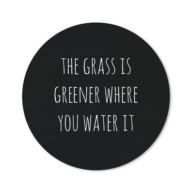 Mauspad - Englisches Zitat "The grass is greener where you water it" vor schwarzem Hi