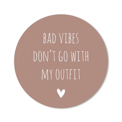 Mauspad - Englisches Zitat "Bad vibes don't go with my outfit" mit einem Herz vor bra