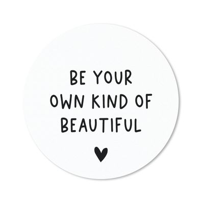 Mauspad - Englisches Zitat "Be your own kind of beautiful" mit einem Herz auf weißem
