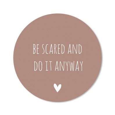 Mauspad - Englisches Zitat "Be scared and do it anyway" mit einem Herz vor braunem Hi