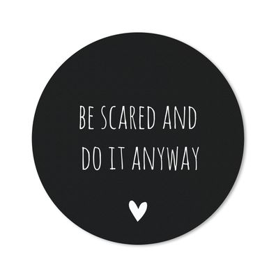 Mauspad - Englisches Zitat "Be scared and do it anyway" mit einem Herz vor schwarzem