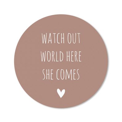 Mauspad - Englisches Zitat "Watch out world here she comes" mit einem Herz auf einem