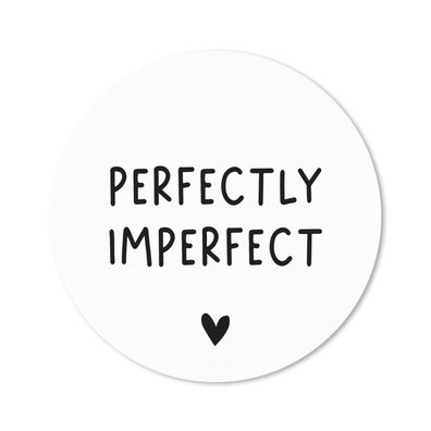 Mauspad - Englisches Zitat "Perfectly imperfect" mit einem Herz vor einem weißen Hint