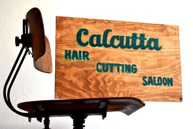 Schild handgemalt Calcutta Hair Cutting Saloon Kalkutta Indien 27 x 45cm Groß Friseur