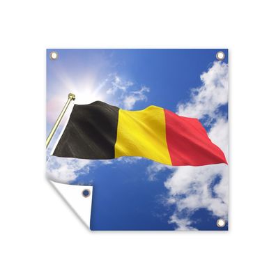 Gartenposter - Die Flagge Belgiens weht am Himmel - 100x100 cm - Gartendeko
