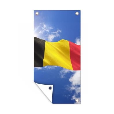 Gartenposter - Die Flagge Belgiens weht am Himmel - 100x200 cm - Gartendeko