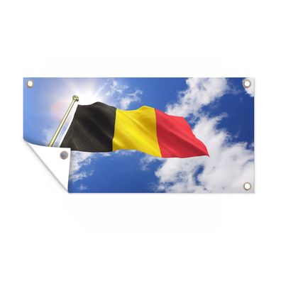 Gartenposter - Die Flagge Belgiens weht am Himmel - 160x80 cm - Gartendeko