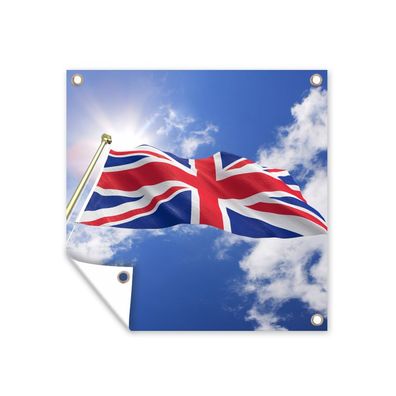 Gartenposter - Die Flagge des Vereinigten Königreichs weht am Himmel - 100x100 cm - G