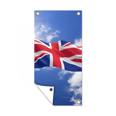 Gartenposter - Die Flagge des Vereinigten Königreichs weht am Himmel - 100x200 cm - G