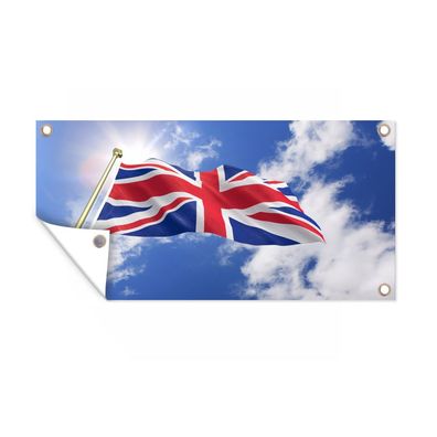 Gartenposter - Die Flagge des Vereinigten Königreichs weht am Himmel - 160x80 cm - Ga
