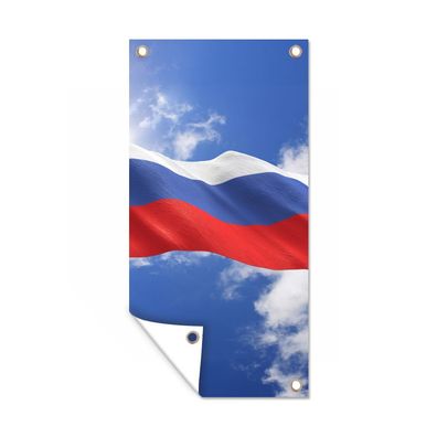 Gartenposter - Die Flagge Russlands weht am Himmel - 80x160 cm - Gartendeko