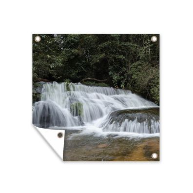 Gartenposter - Ein Wasserfall stürzt im Phu Hin Rong Kla-Nationalpark die Felsen hinu